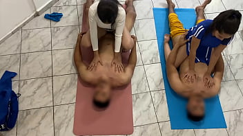Фигуристая японка делала массаж клиенту и оседлала его член