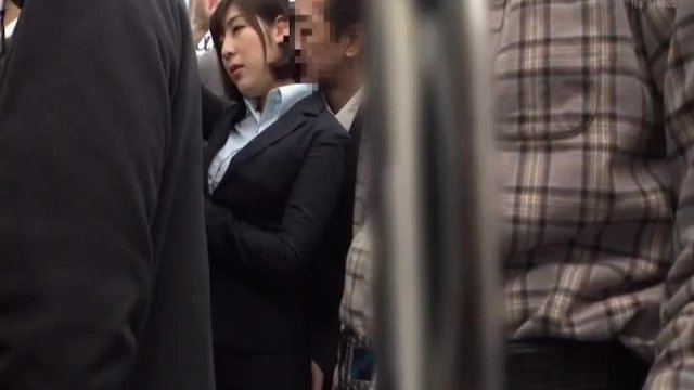Японка в автобусе дала потрогать свою пизду и сделала сочный минет