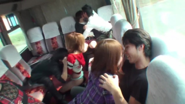 Компания азиатских девушек занимаются страстным сексом в автобусе